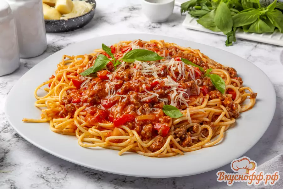 Спагетти болоньезе с фаршем и томатной пастой